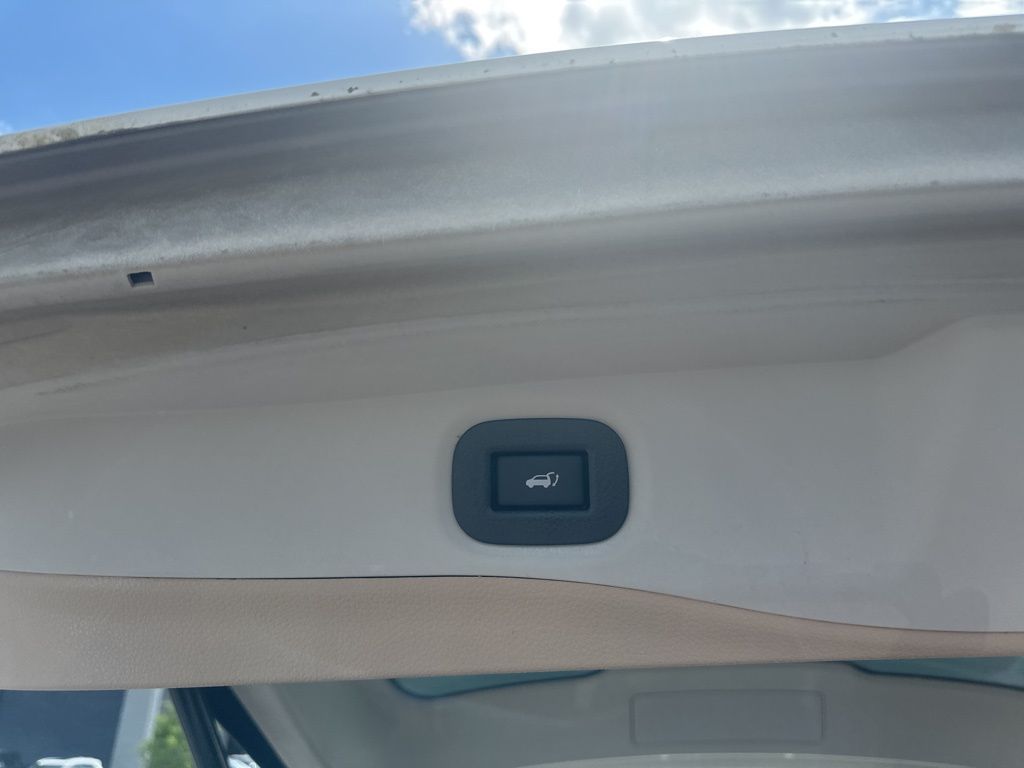 2018 Pearl White Nissan Rogue SV FWD SUV