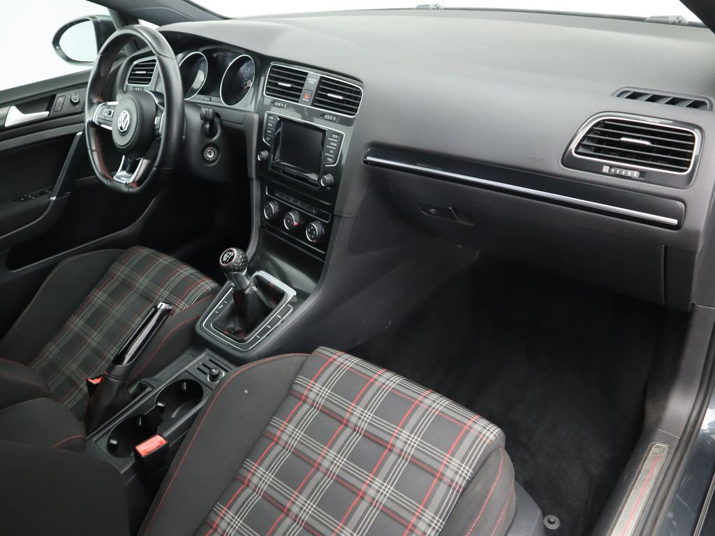 Thumbnail: 2015 Volkswagen Golf - 16