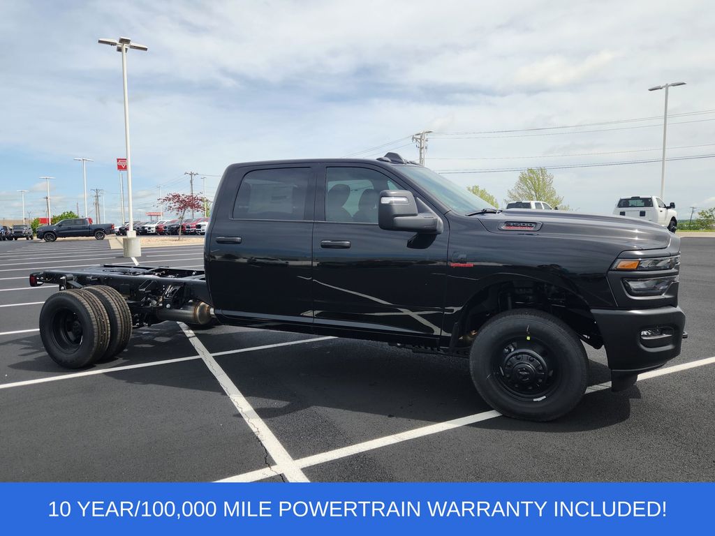 Diamond Black Crystal Pearlcoat 2026 RAM 3500 Chassis Pickup Truck Four-Wheel Drive 8-Speed Automatic
