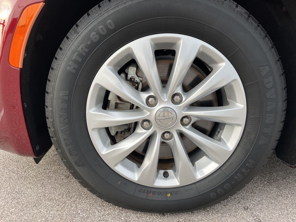 Thumbnail: 2017 Chrysler Pacifica - 11