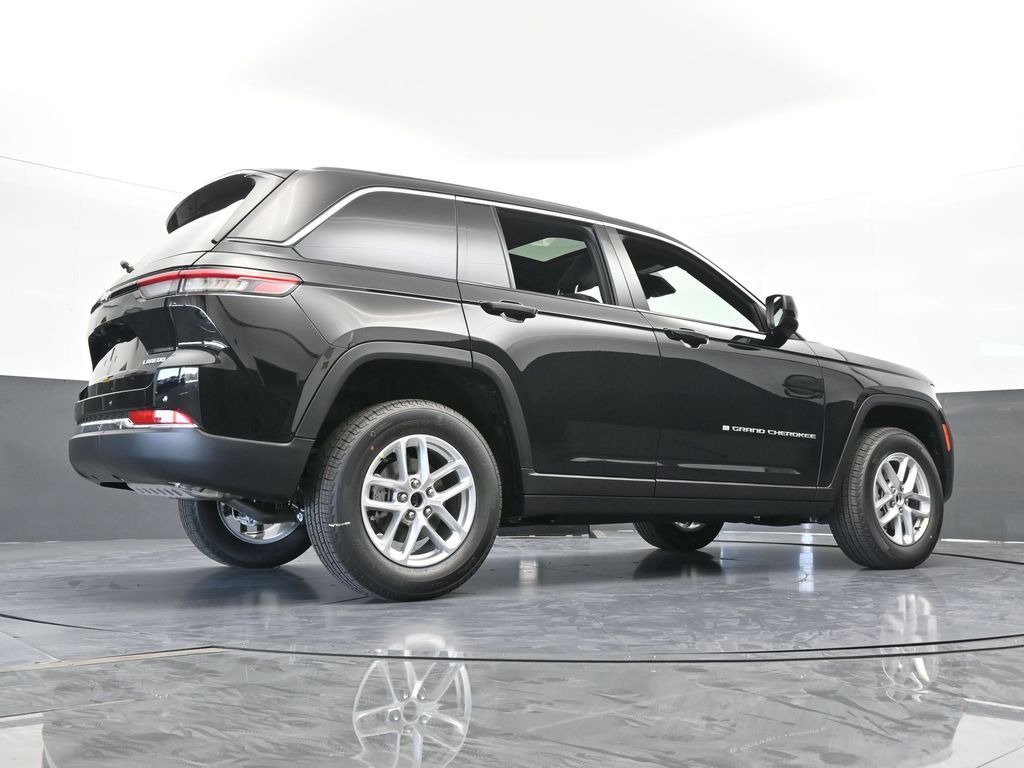New 2026 Diamond Black Crystal Pearlcoat Jeep Laredo image 54