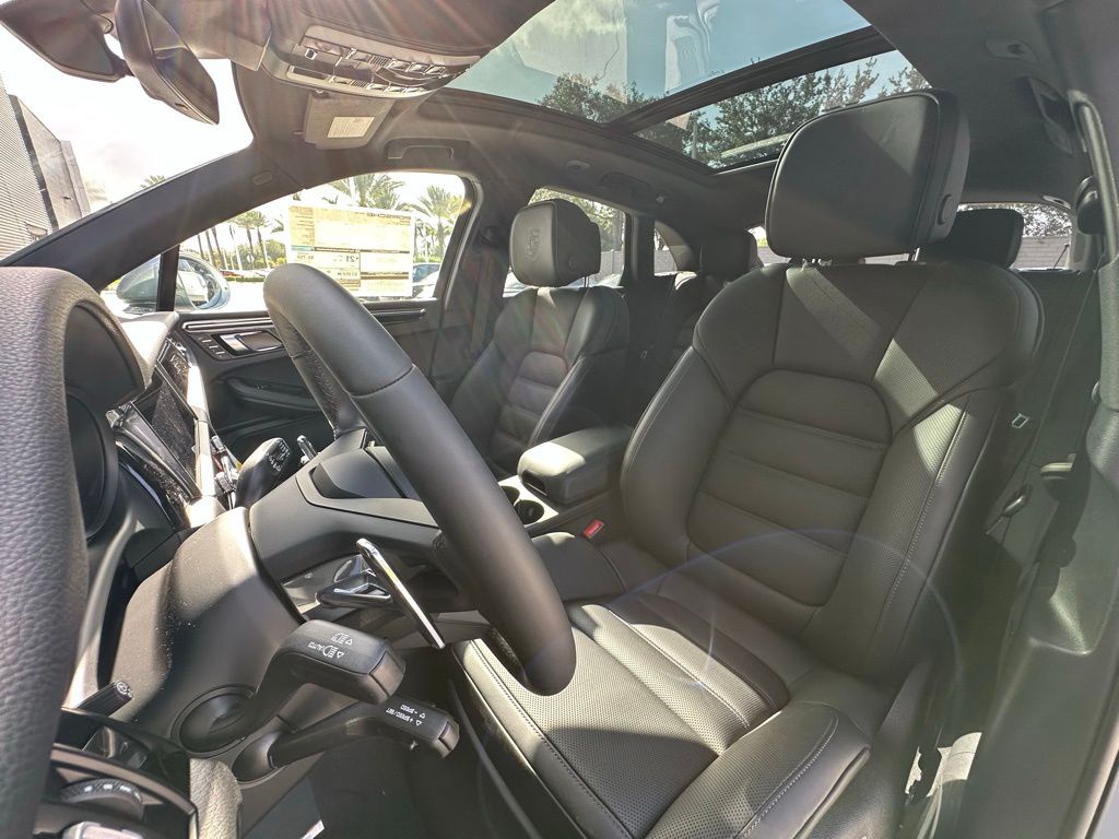Thumbnail: 2025 Porsche Macan - 5