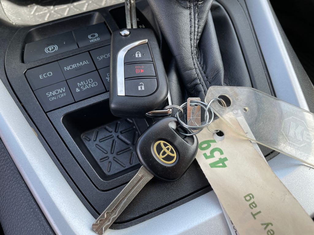 2022 Toyota RAV4 LE 29