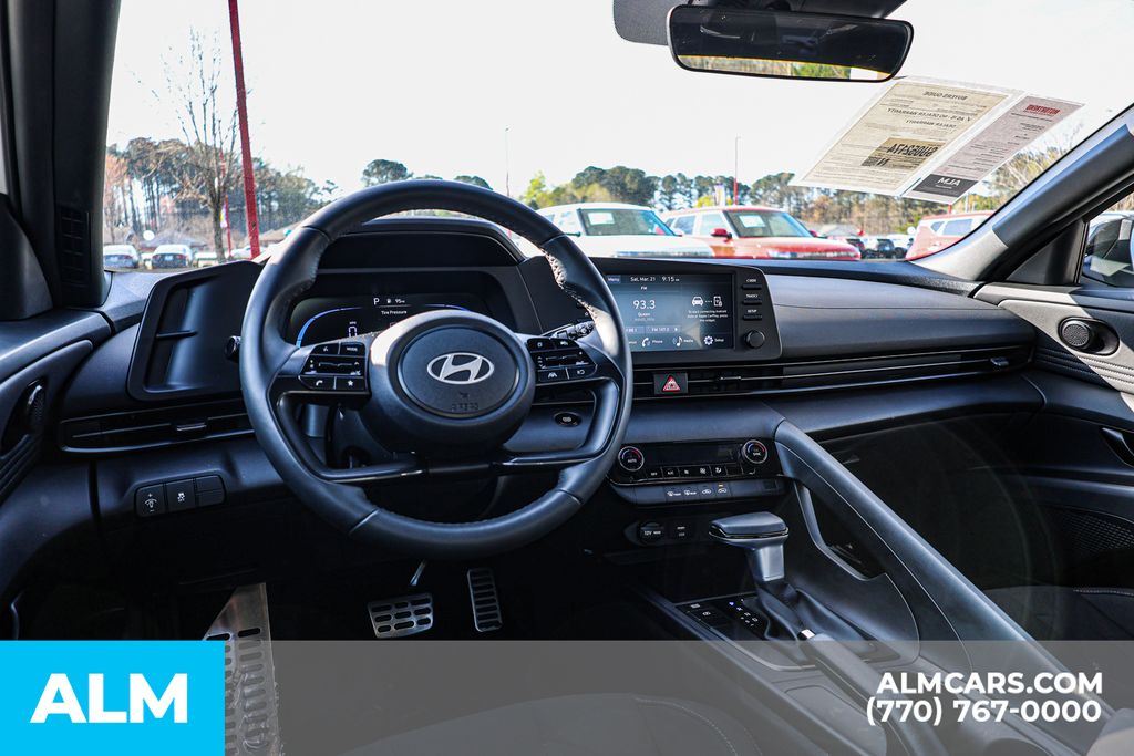 Used 2025 White Hyundai SEL Sport image 27
