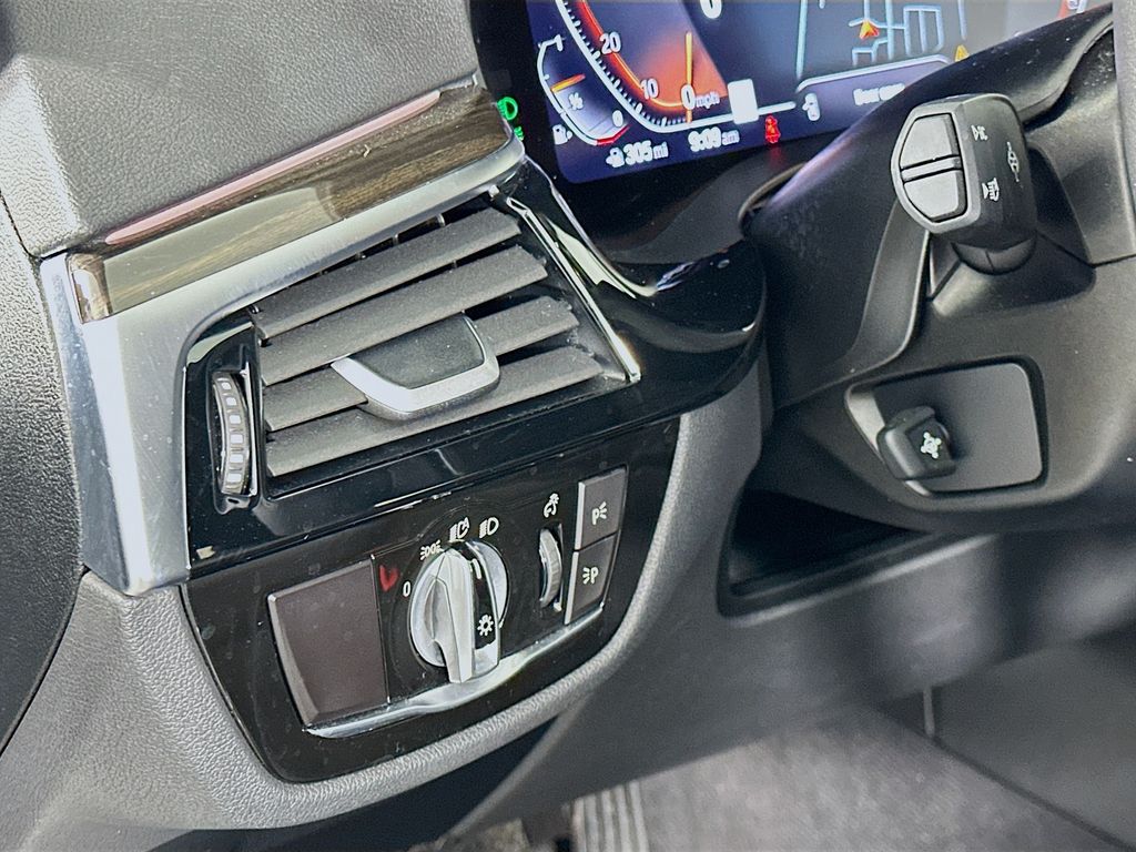 Thumbnail: 2023 BMW 5 Series - 10