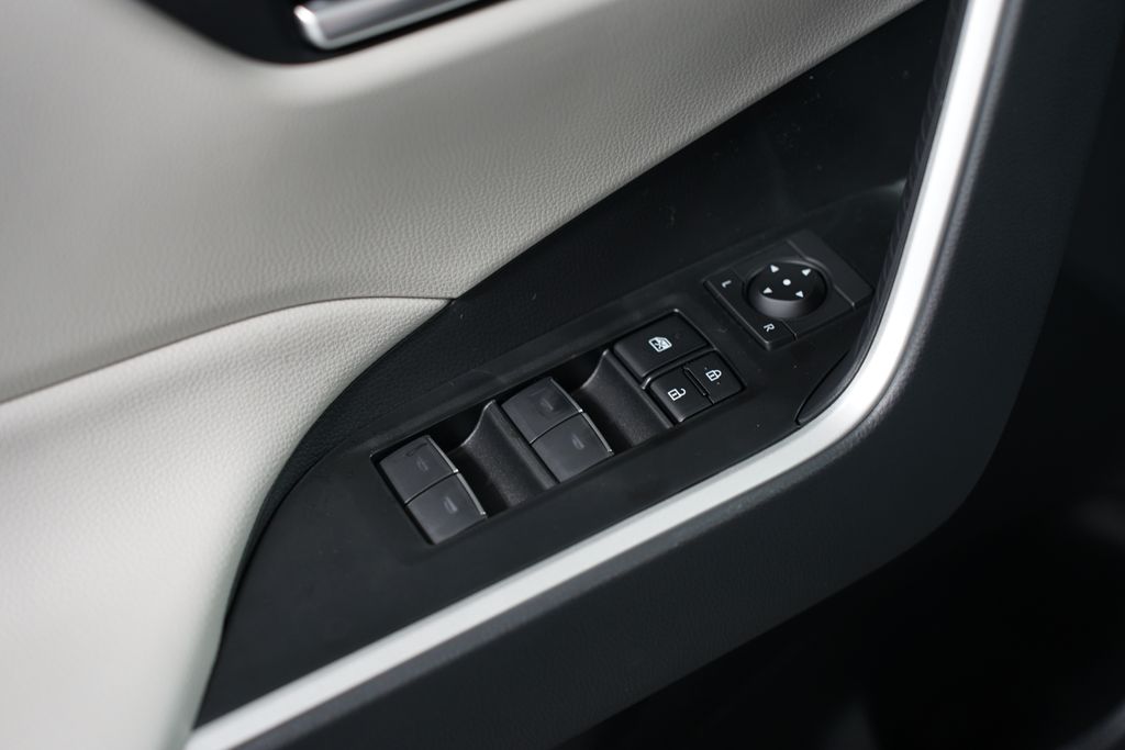 2025 Toyota RAV4 XLE 31