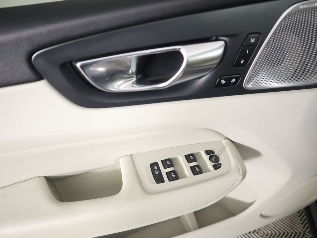 Thumbnail: 2023 Volvo XC60 - 22