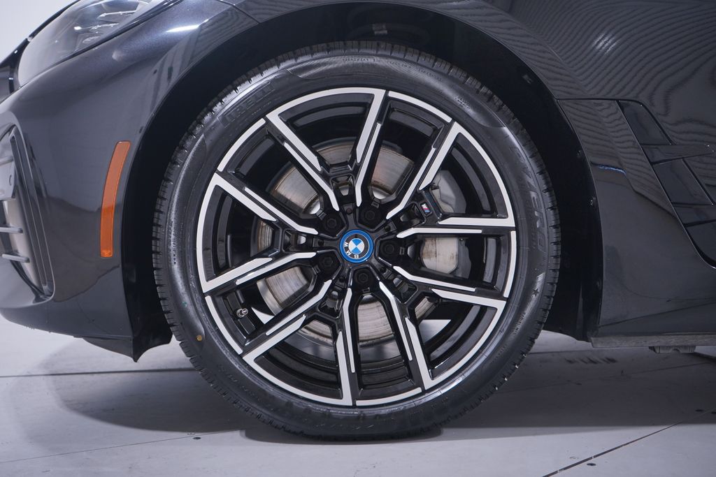 Thumbnail: 2022 BMW i4 - 2