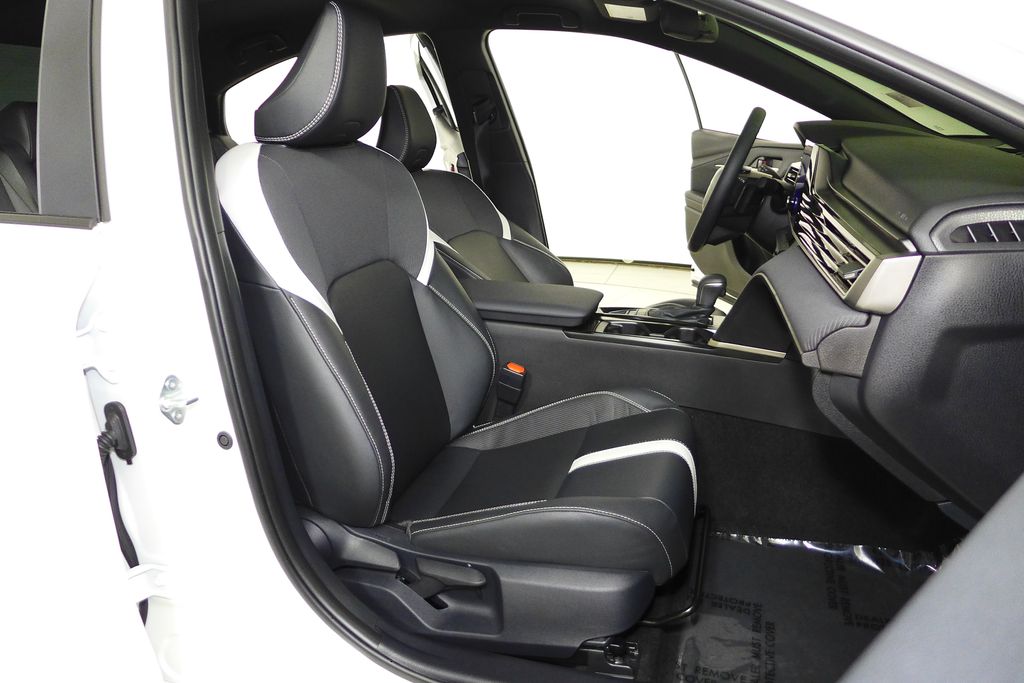 2025 Toyota Camry SE 18