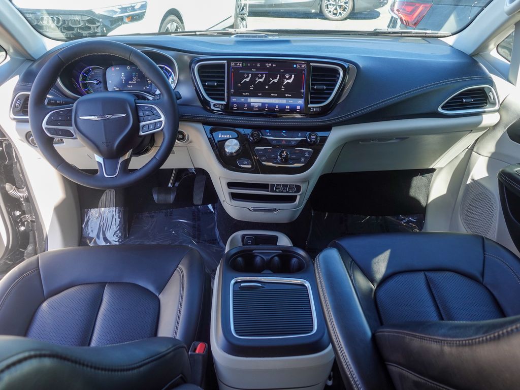 Used 2024 Black Chrysler Select image 21