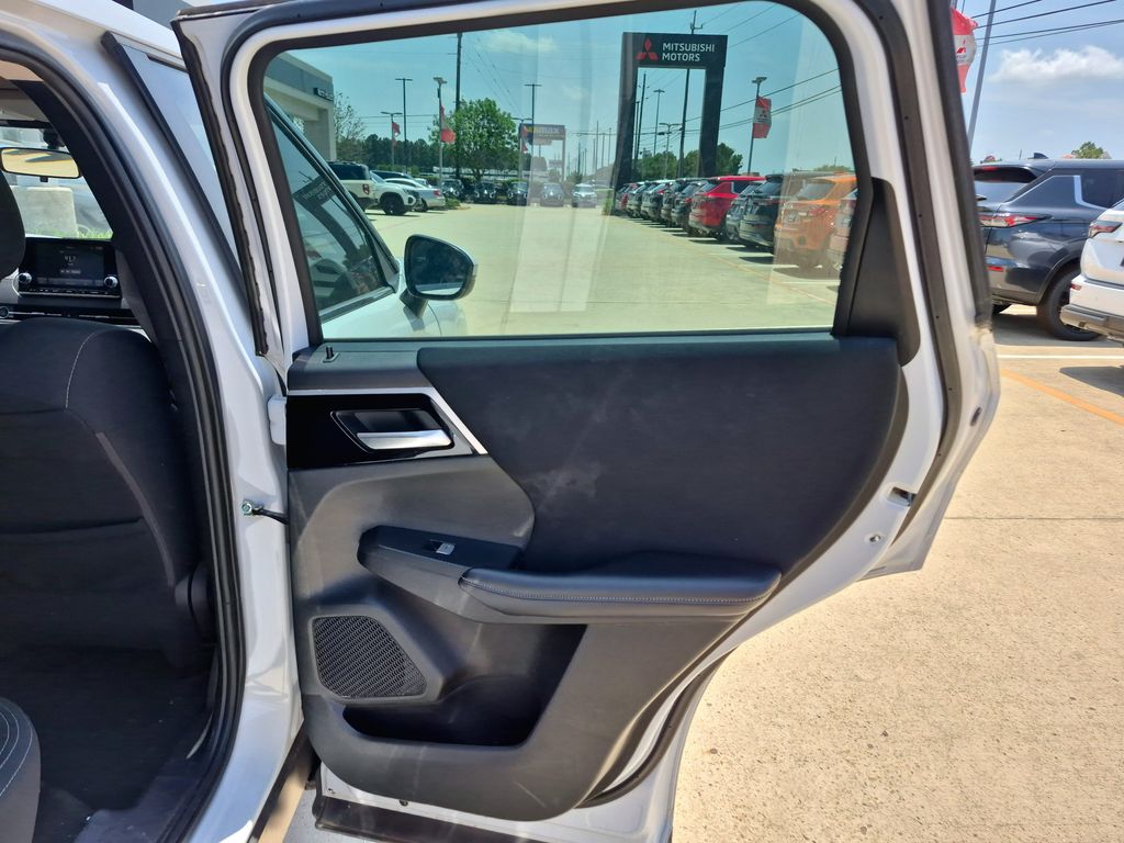 2023 Mitsubishi Outlander ES White at North Houston Mitsubishi