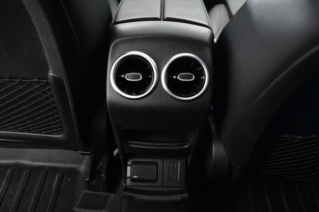 Thumbnail: 2022 Mercedes-Benz GLB - 32