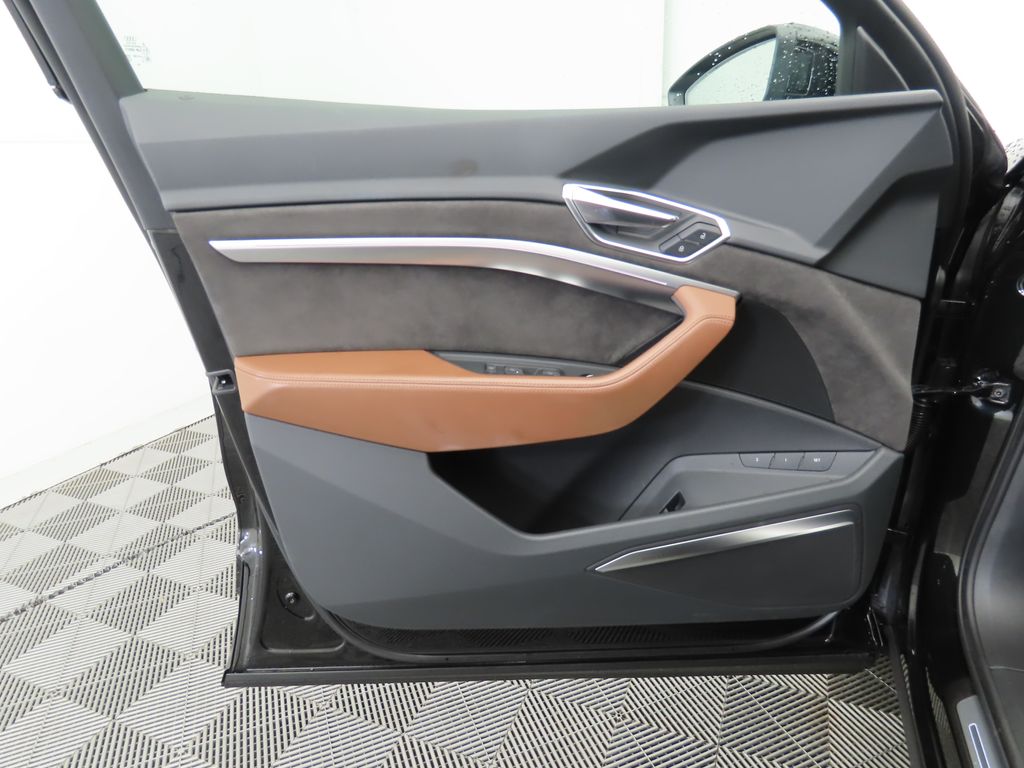 Thumbnail: 2019 Audi e-tron - 25