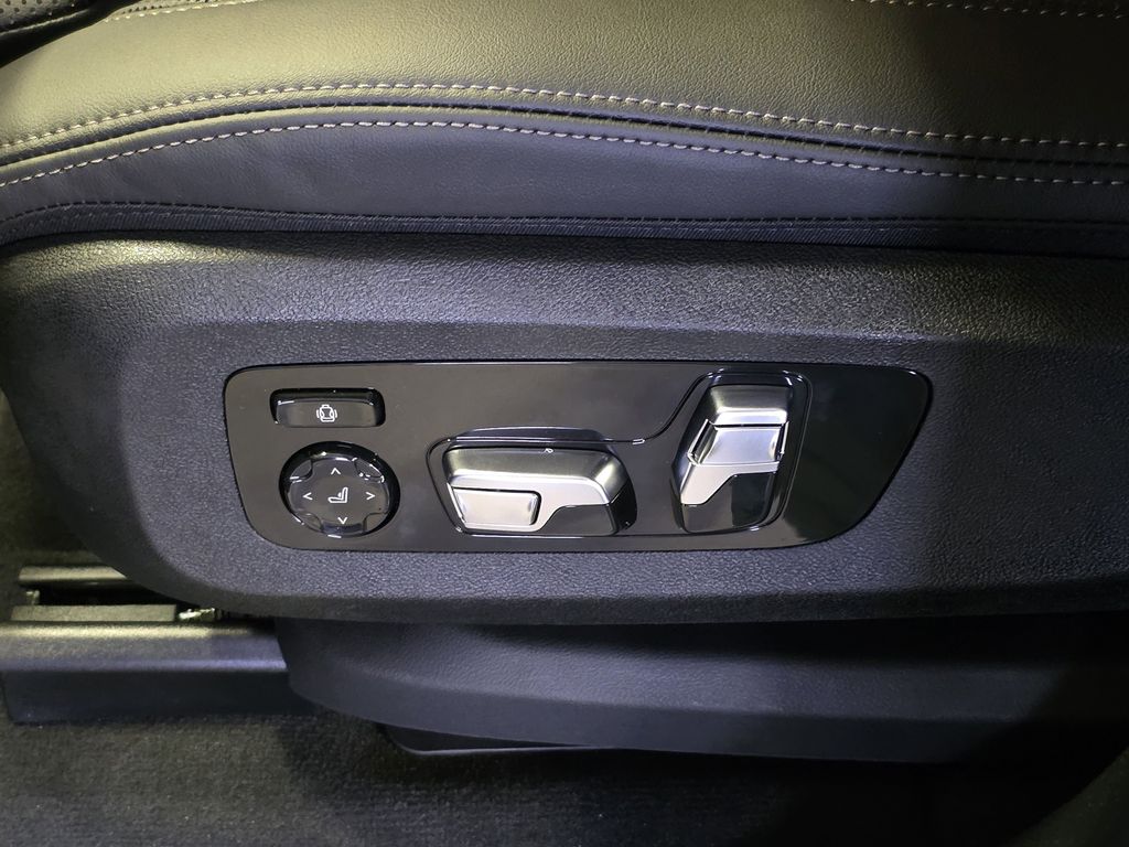 New 2026 Dk. BMW sDrive40i image 18