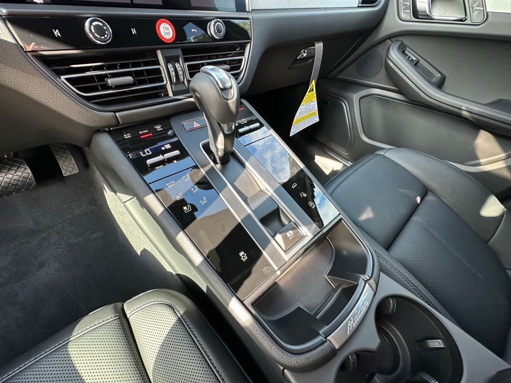 Thumbnail: 2026 Porsche Macan - 28