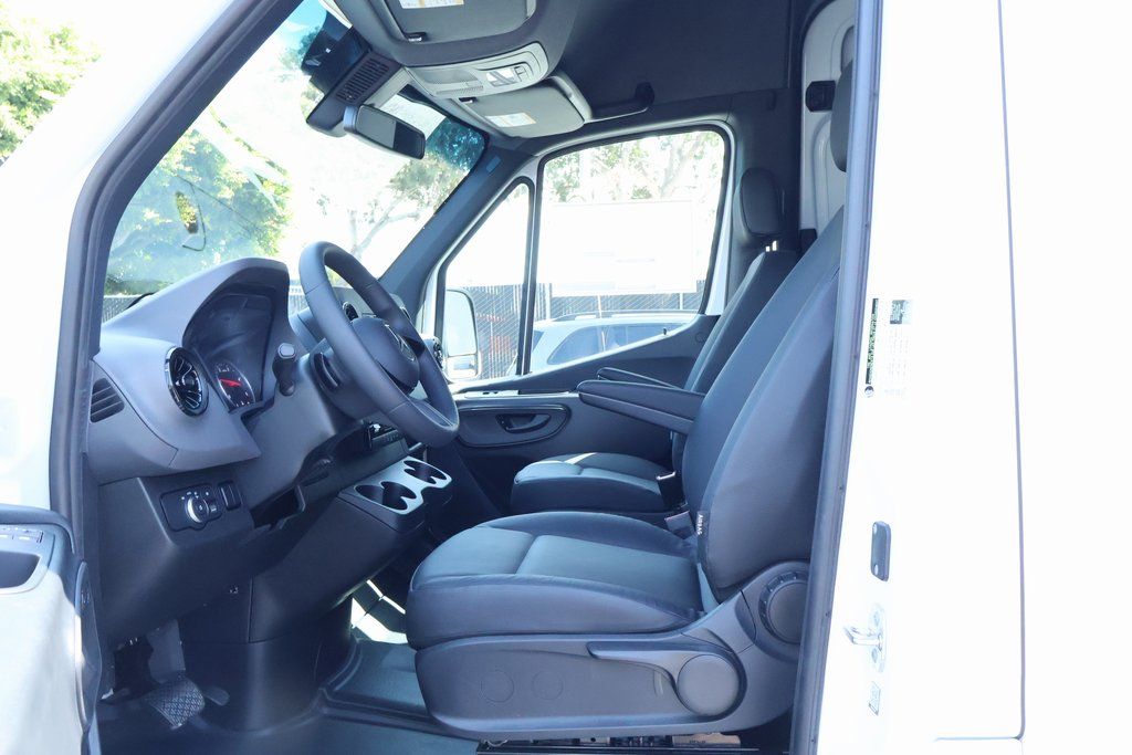 Thumbnail: 2025 Mercedes-Benz Sprinter - 6