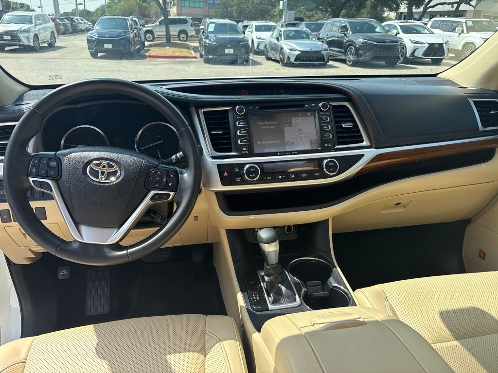 Thumbnail: 2019 Toyota Highlander - 18