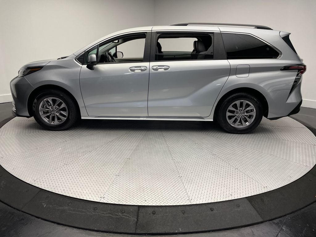 Thumbnail: 2023 Toyota Sienna - 8