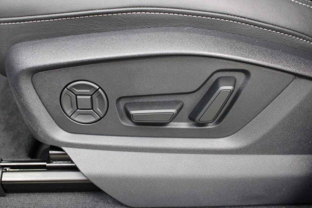 new 2025 Audi Q7 car, priced at $64,158
