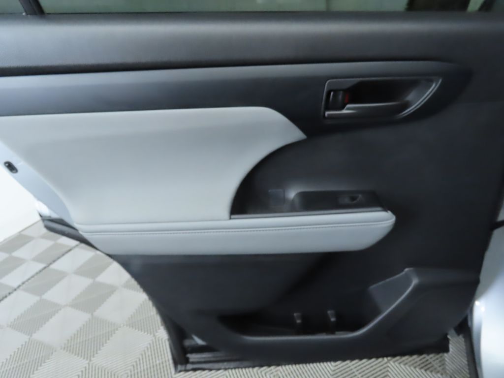 2023 Toyota Highlander LE 27