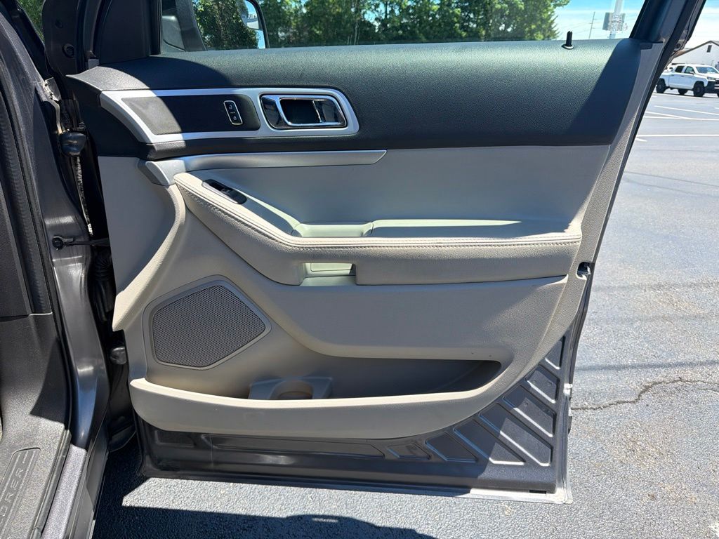 Thumbnail: 2012 Ford Explorer - 26