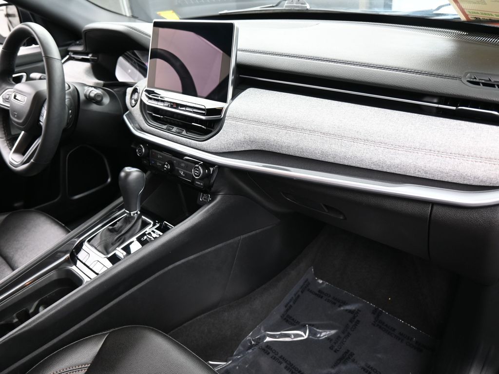 Used 2024 Diamond Black Crystal Pearlcoat Jeep Latitude Lux image 39