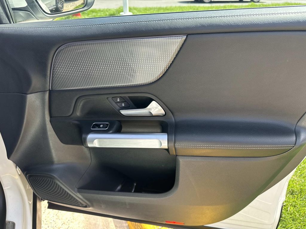 Thumbnail: 2022 Mercedes-Benz GLB - 19