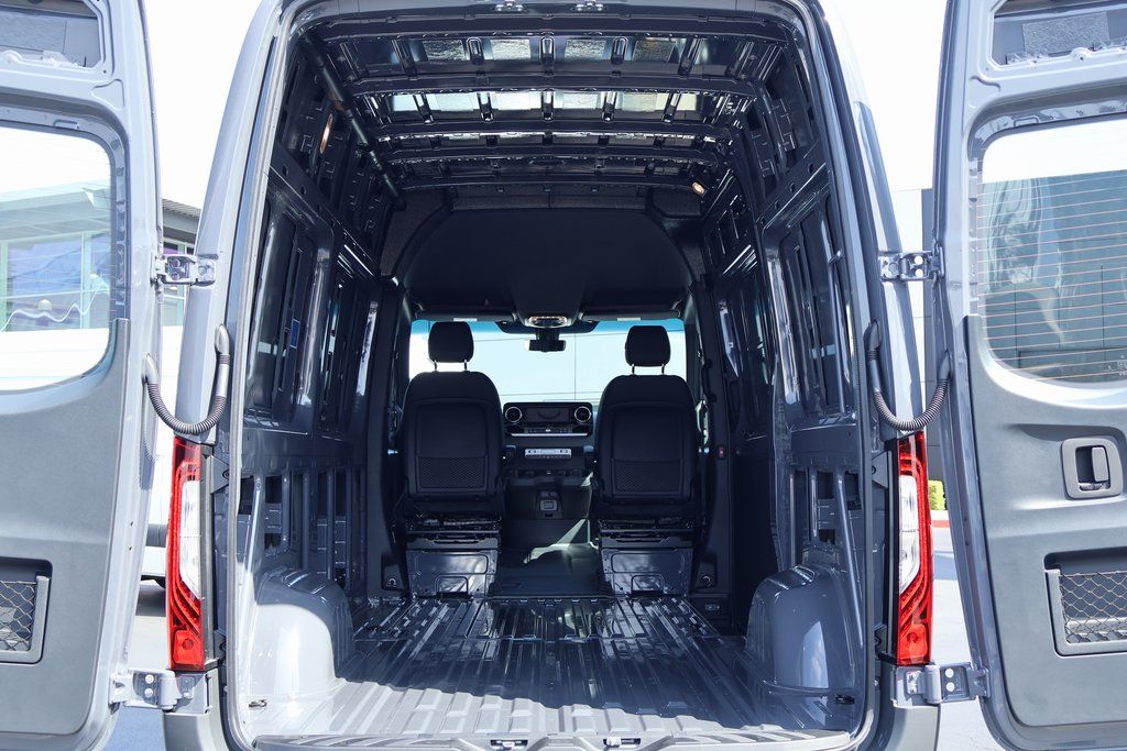 Thumbnail: 2025 Mercedes-Benz Sprinter - 9