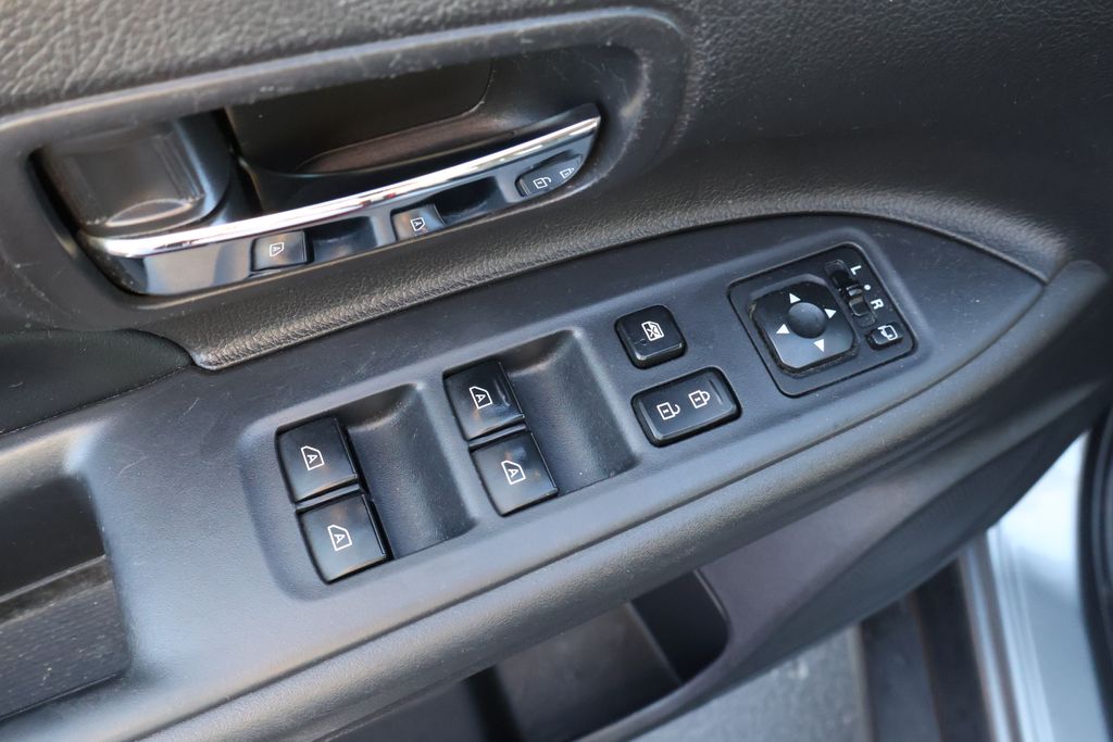 Thumbnail: 2020 Mitsubishi Outlander - 16