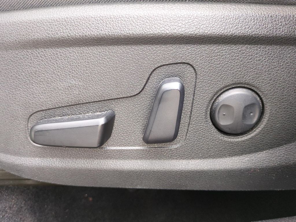 Used 2023 White Hyundai SEL image 16