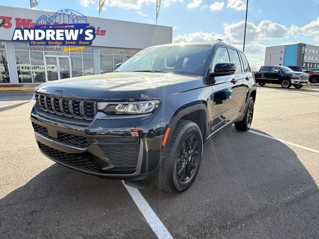 Diamond Black Crystal Pearlcoat 2026 Jeep Grand Cherokee Altitude 4WD SUV / Crossover Four-Wheel Drive 8-Speed Automatic