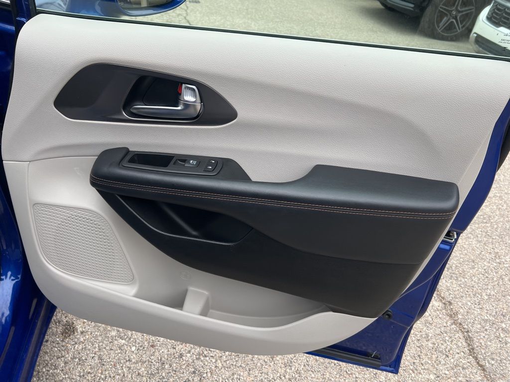 2020 Chrysler Pacifica Touring photo