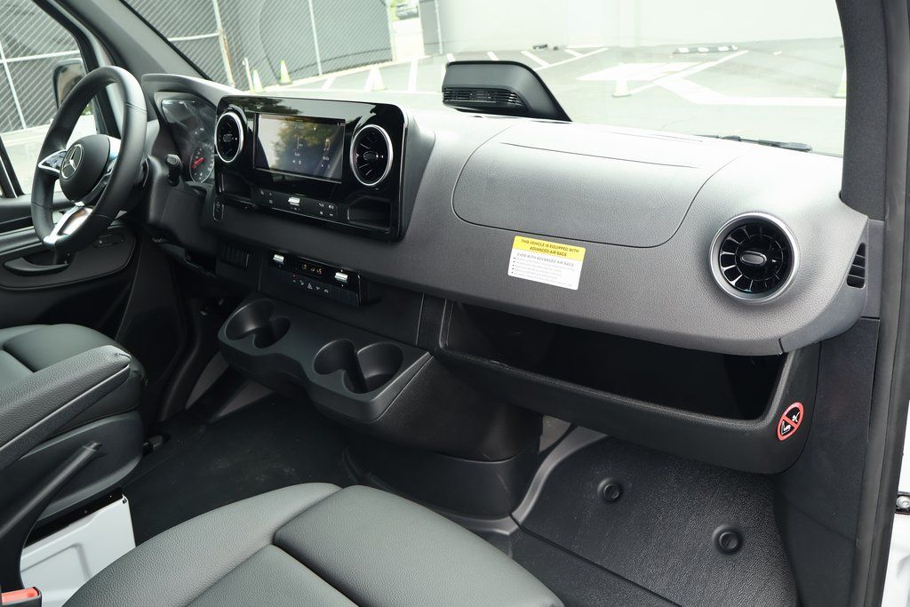 Thumbnail: 2025 Mercedes-Benz Sprinter - 4