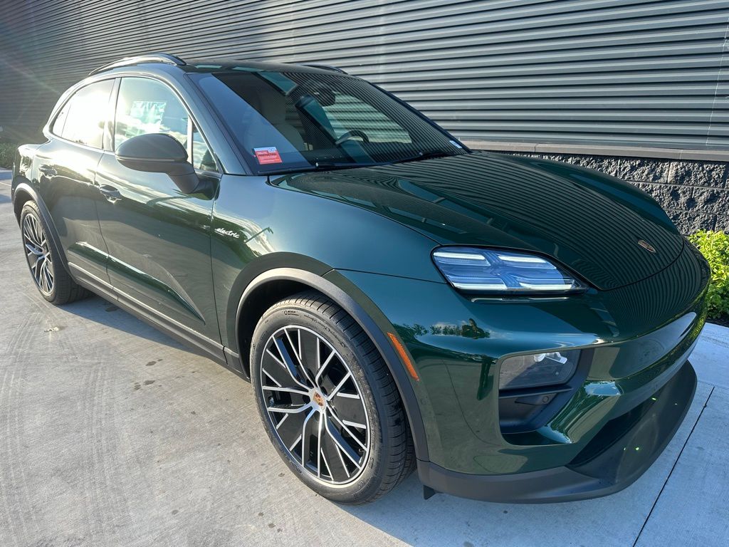 2024 Porsche Macan T 8