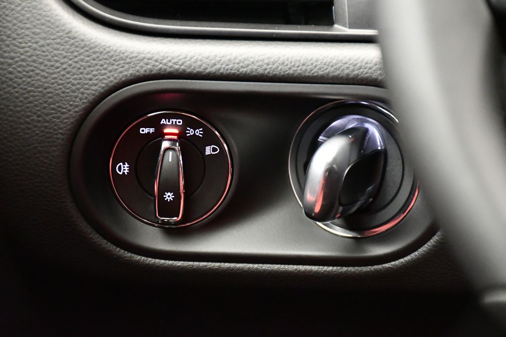 Thumbnail: 2026 Porsche Macan - 25