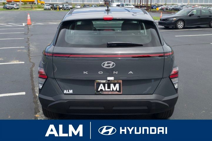 2026 Hyundai Kona SE photo 2