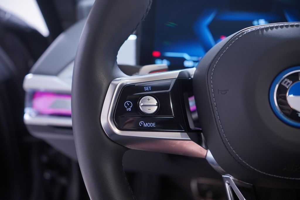 Thumbnail: 2025 BMW i7 - 21