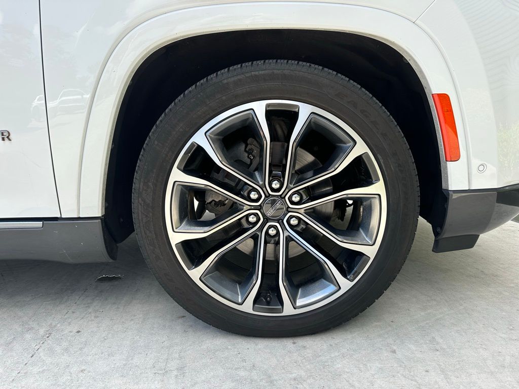 Thumbnail: 2022 Jeep Grand Wagoneer - 15