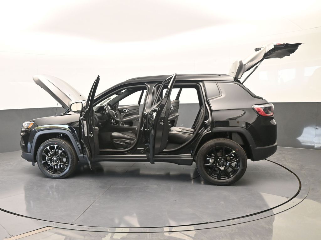 New 2026 Diamond Black Crystal Pearlcoat Jeep Latitude image 67