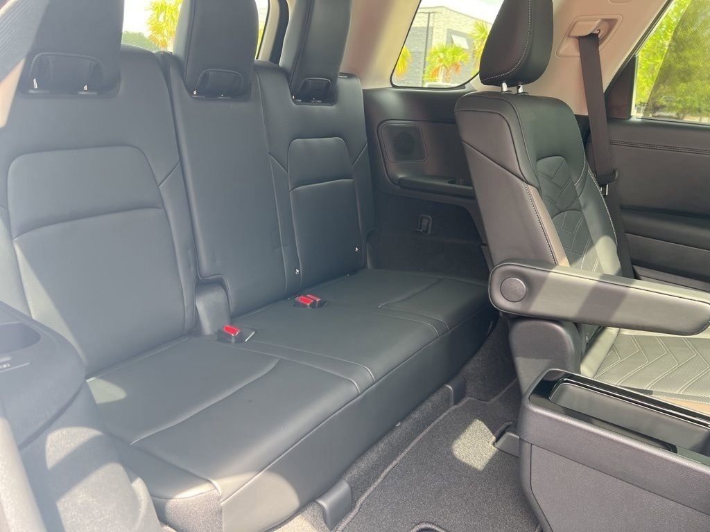 2025 Everest White Pearl Tricoat/Super Black Nissan Pathfinder Platinum FWD SUV
