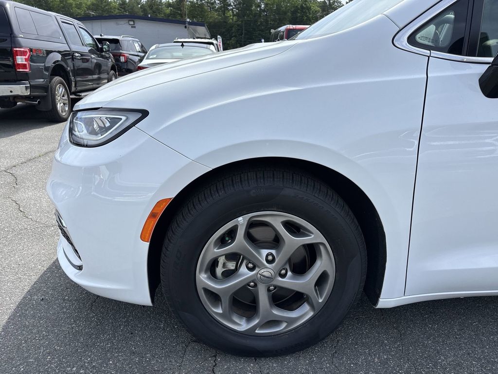 Used 2024 White Chrysler Limited image 19