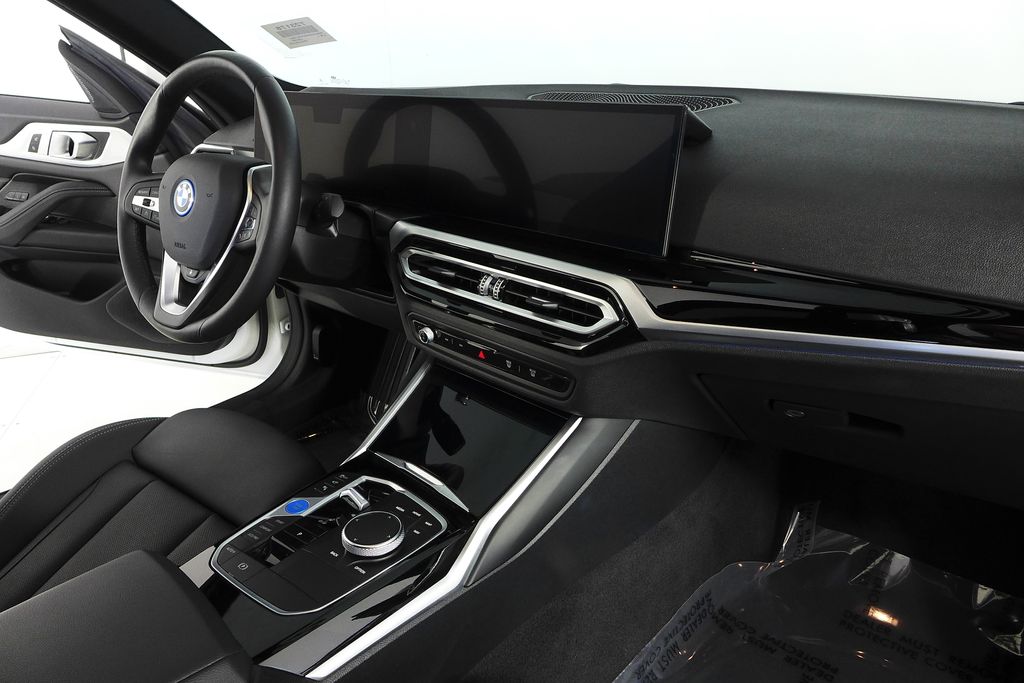 Thumbnail: 2023 BMW i4 - 13