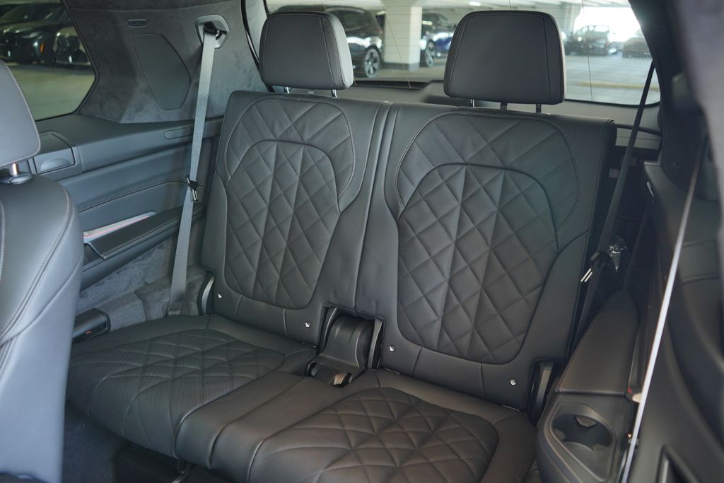 Thumbnail: 2026 BMW X7 - 21