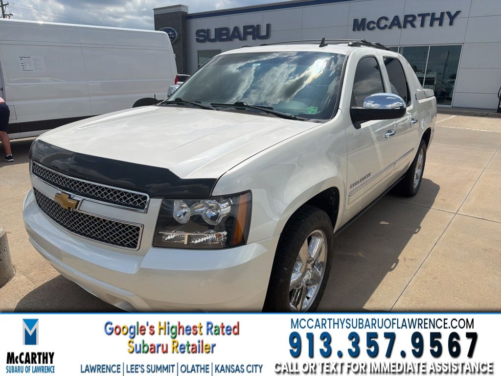 White Diamond Clearcoat 2013 Chevrolet Avalanche LTZ Black Diamond Edition 4WD Pickup Truck Four-Wheel Drive 6-Speed Automatic