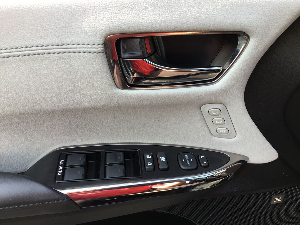 2018 Toyota Avalon Limited 17
