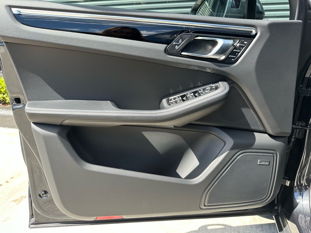 Thumbnail: 2026 Porsche Macan - 19