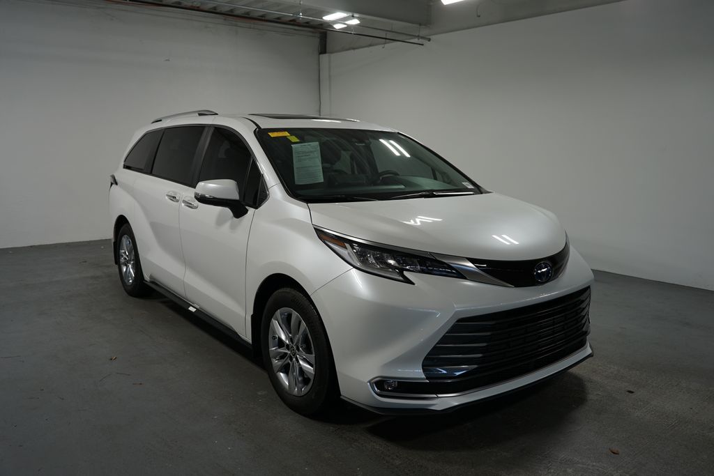 2023 Toyota Sienna Limited 3