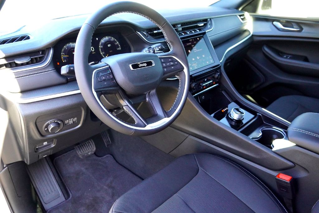 New Car 2025 Jeep Grand Cherokee  Laredo For Sale Under $35,000 In Taylor, Texas