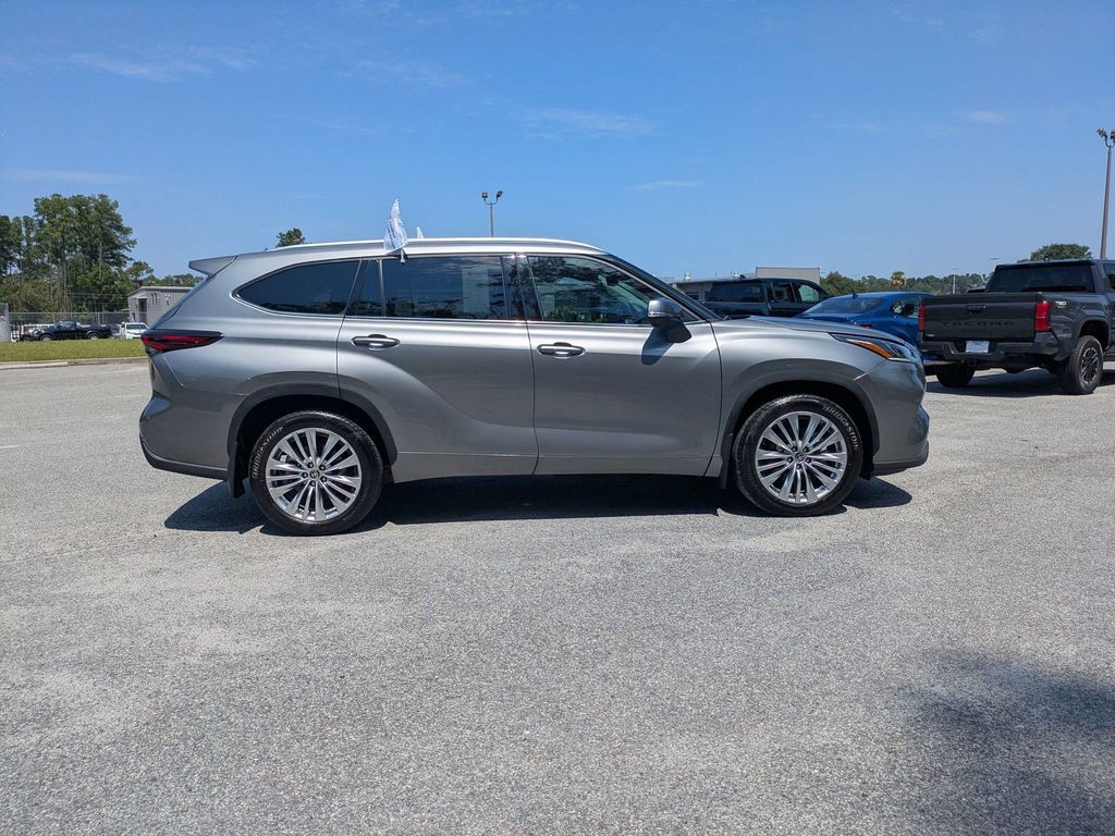 Used 2025 Toyota Highlander SUV