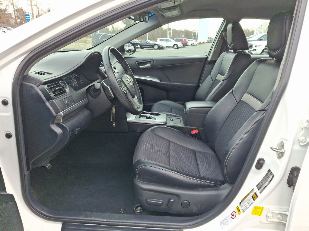 2013 Toyota Camry SE 13